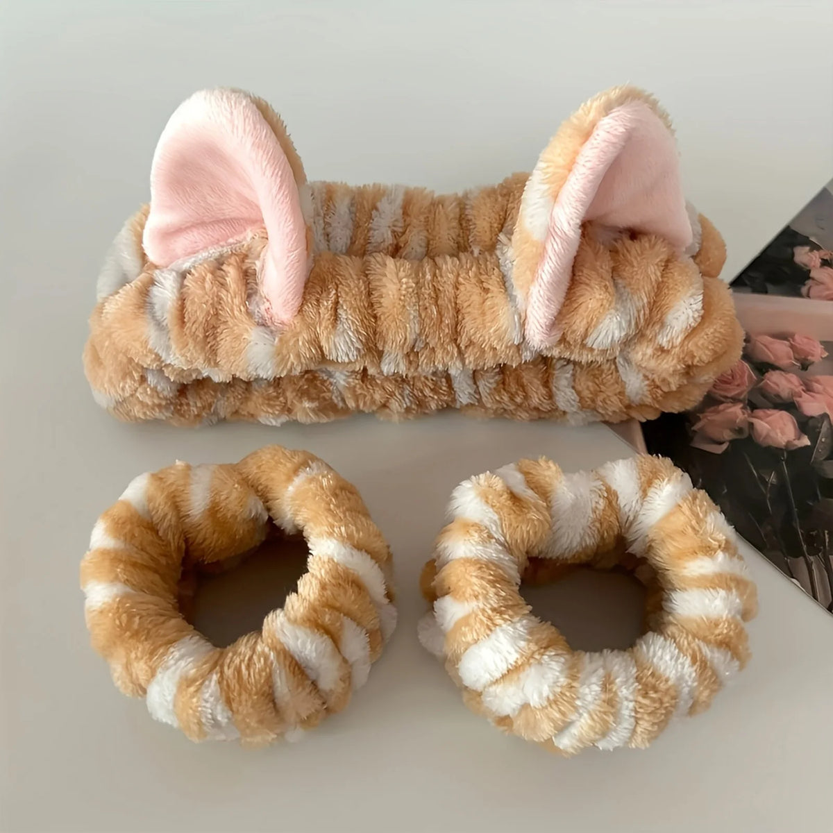 Set de vincha con orejas de gato y muñequeras para limpieza facial