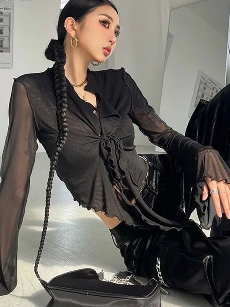 Blusa corta elastizada con cuello y mangas acampanadas