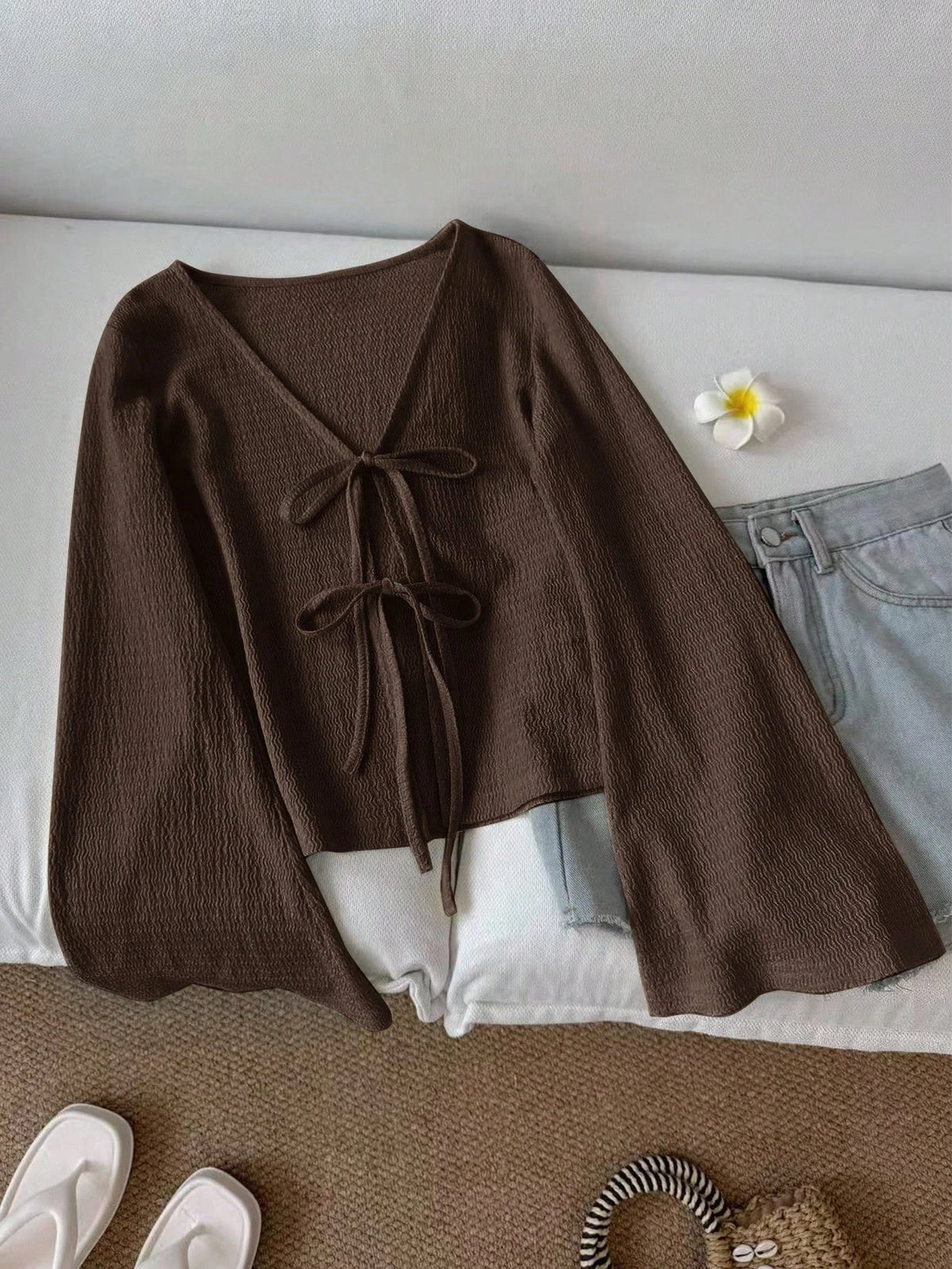 Blusa de punto con lazo frontal y mangas acampanadas