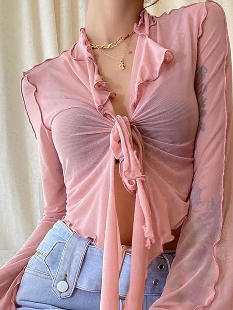 Blusa corta elastizada con cuello y mangas acampanadas