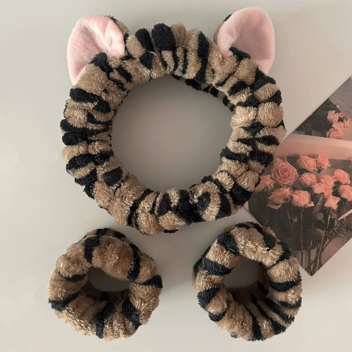 Set de vincha con orejas de gato y muñequeras para limpieza facial
