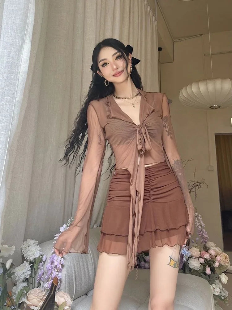 Blusa corta elastizada con cuello y mangas acampanadas