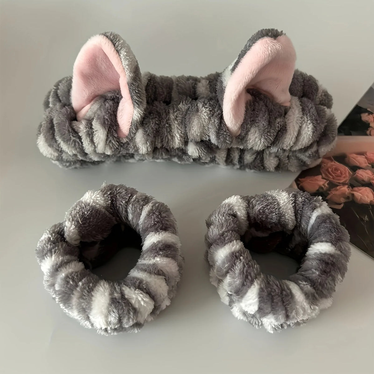 Set de vincha con orejas de gato y muñequeras para limpieza facial