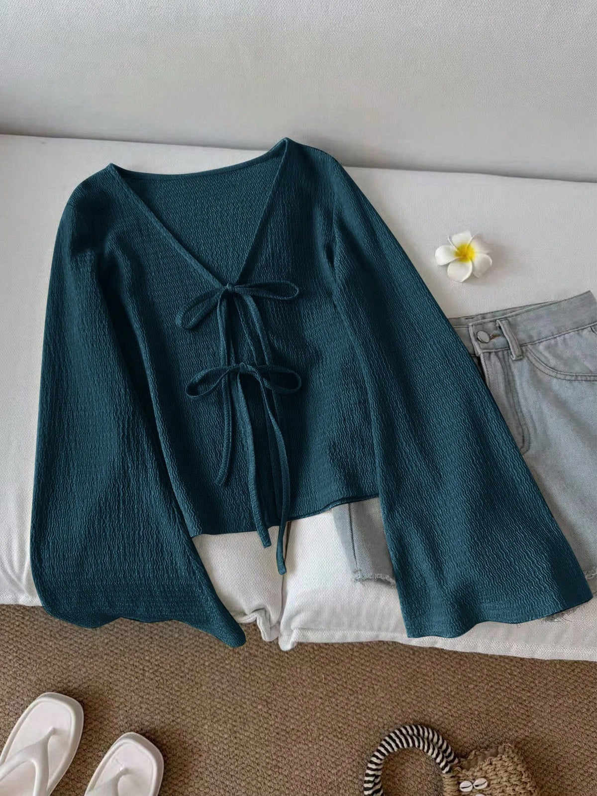 Blusa de punto con lazo frontal y mangas acampanadas