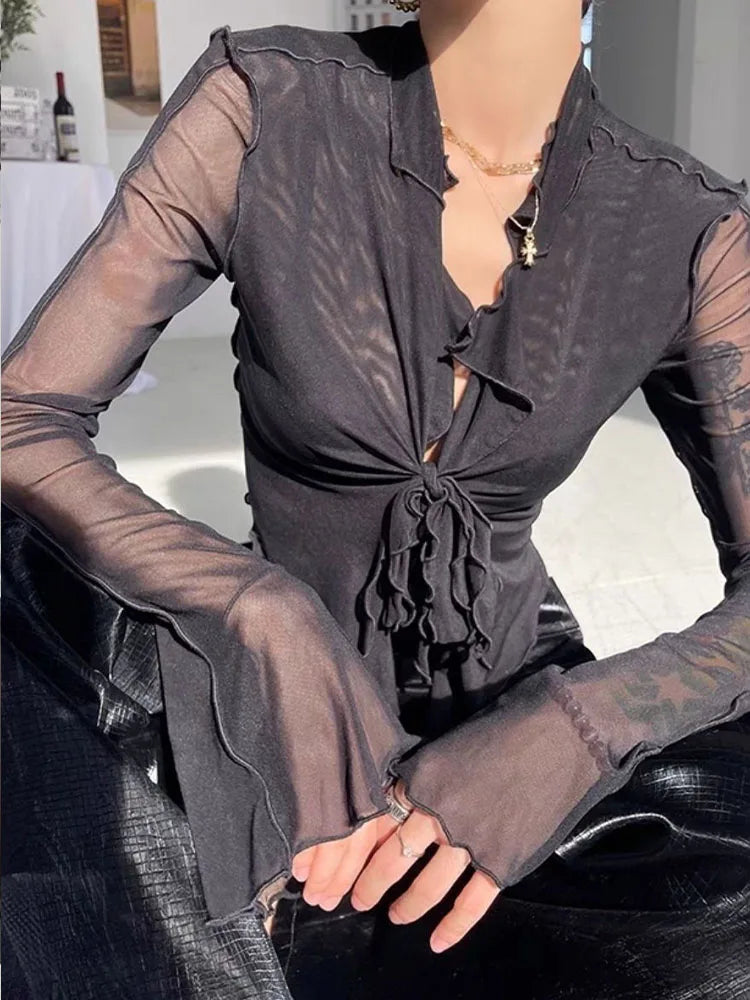 Blusa corta elastizada con cuello y mangas acampanadas