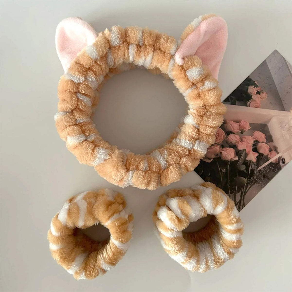 Set de vincha con orejas de gato y muñequeras para limpieza facial