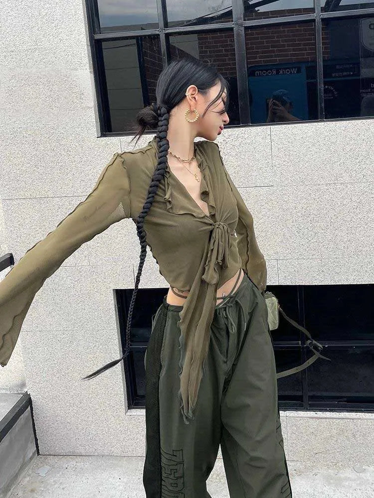 Blusa corta elastizada con cuello y mangas acampanadas