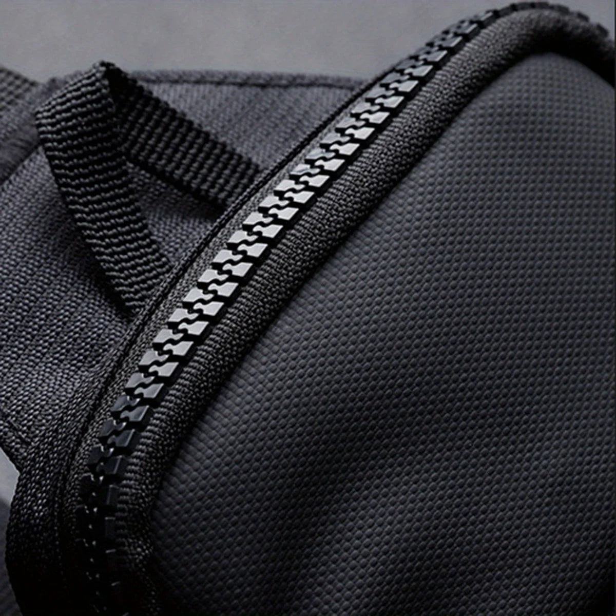Bandolera compacta de nylon con cierre de 20 × 14 cm