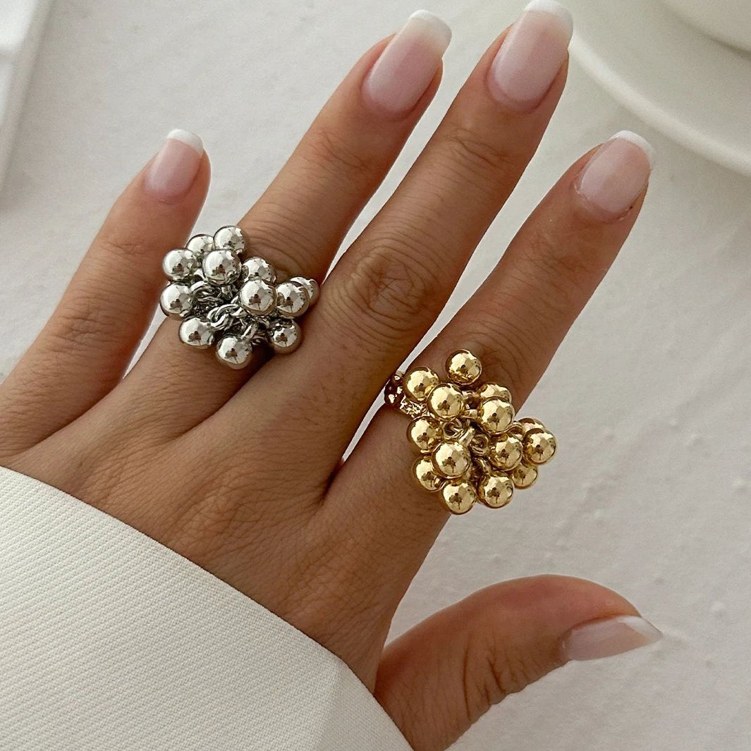 Anillo geométrico abierto con detalle de esfera