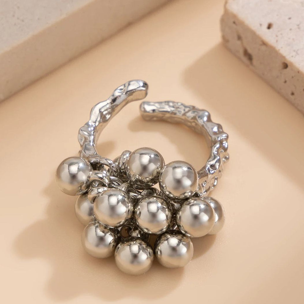 Anillo geométrico abierto con detalle de esfera