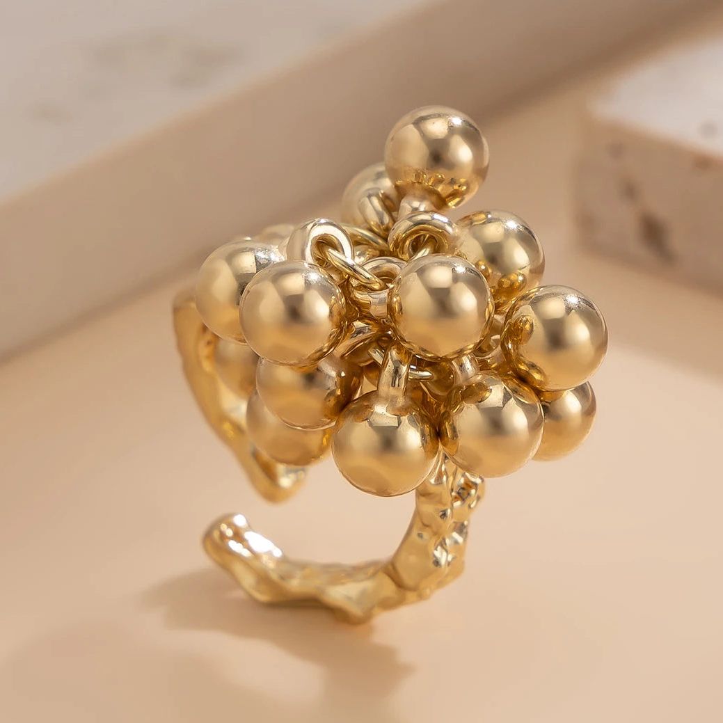 Anillo geométrico abierto con detalle de esfera