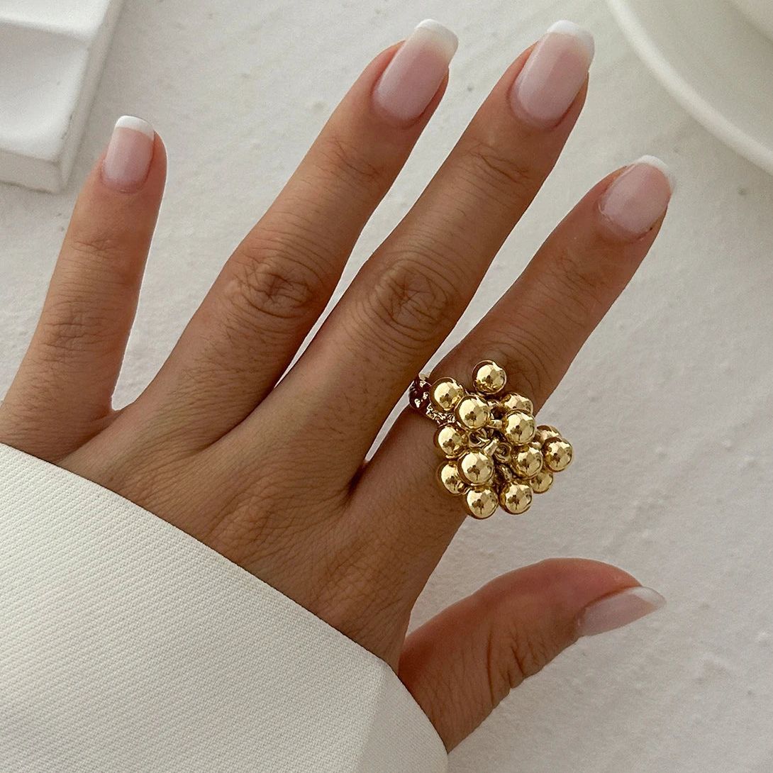 Anillo geométrico abierto con detalle de esfera