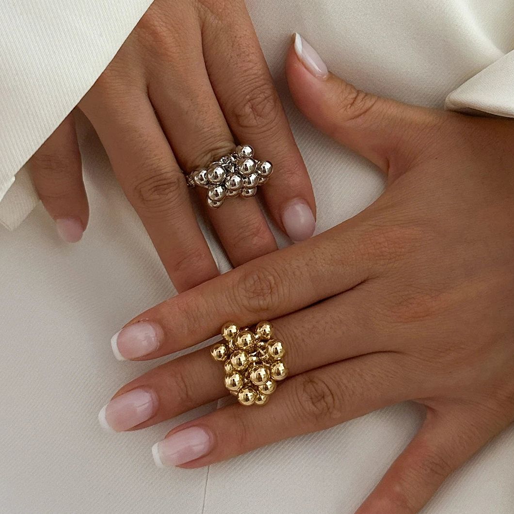 Anillo geométrico abierto con detalle de esfera
