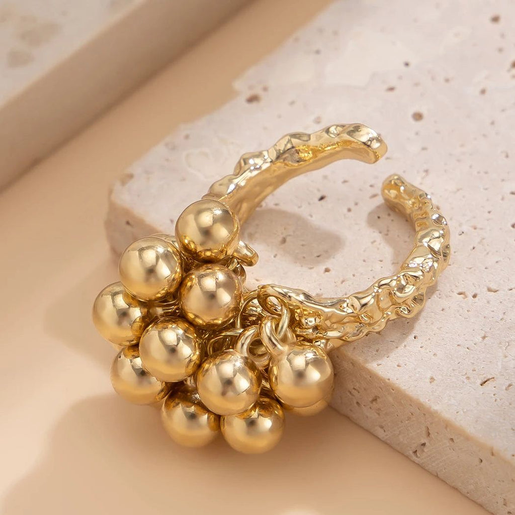 Anillo geométrico abierto con detalle de esfera