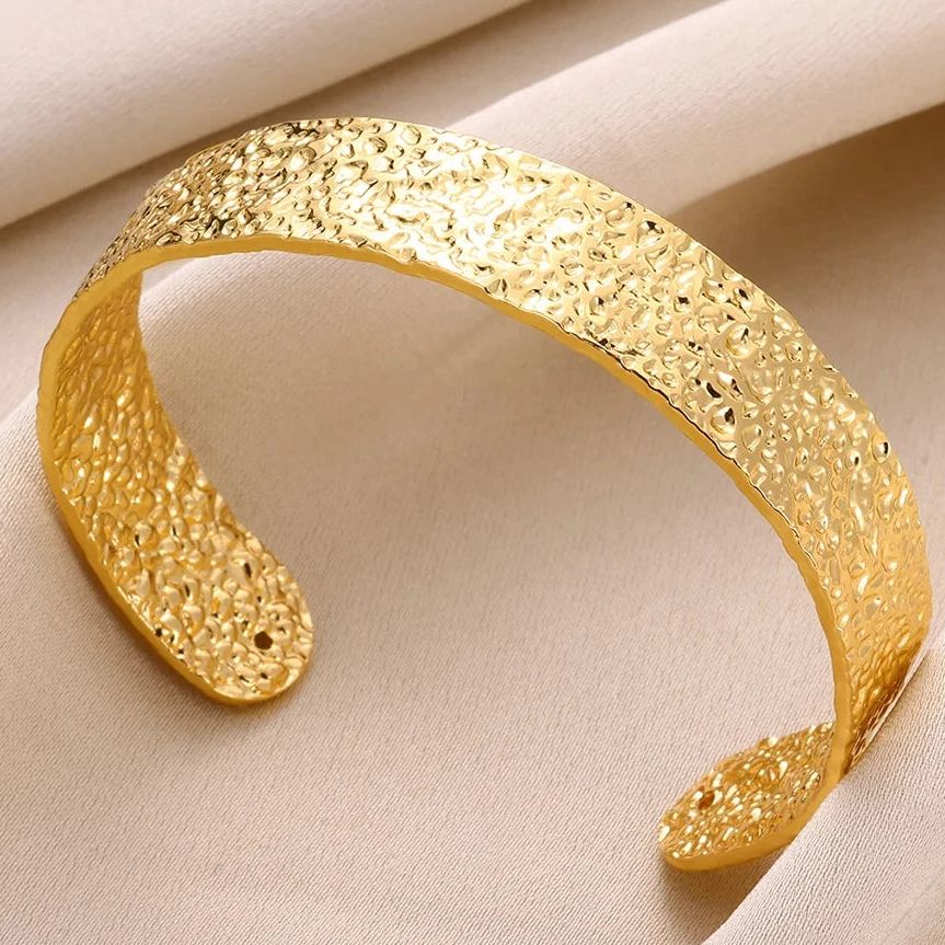 Brazalete ajustable con relieve de líneas curvas