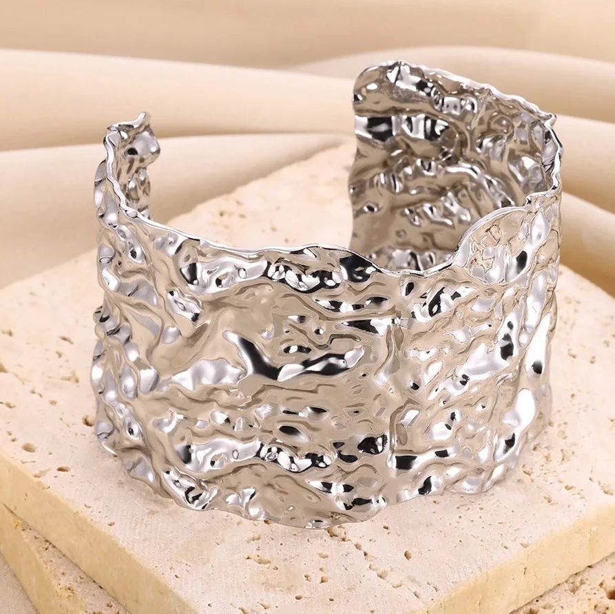 Brazalete ajustable con relieve de líneas curvas