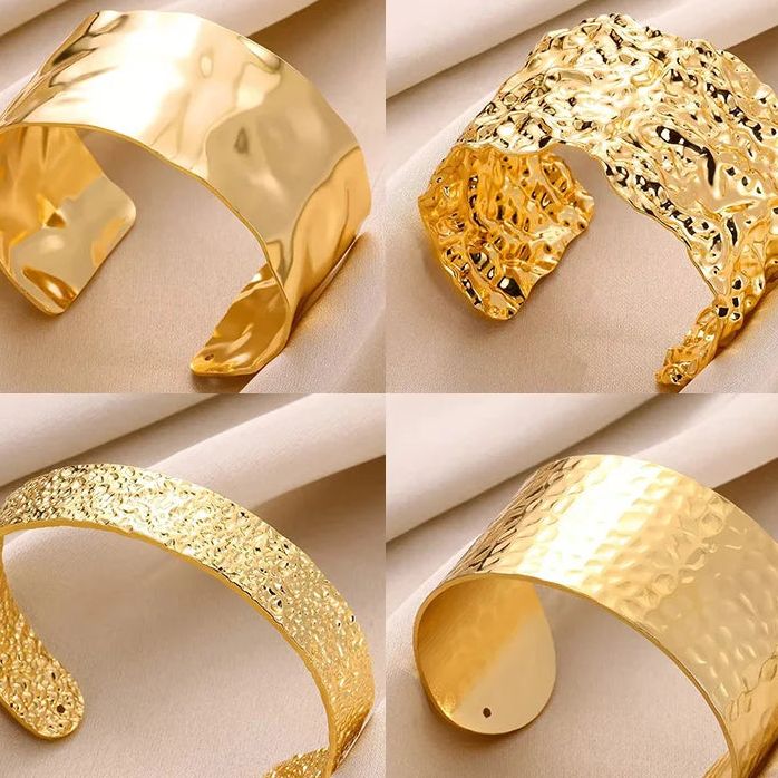 Brazalete ajustable con relieve de líneas curvas