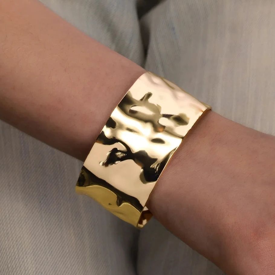 Brazalete ajustable con relieve de líneas curvas