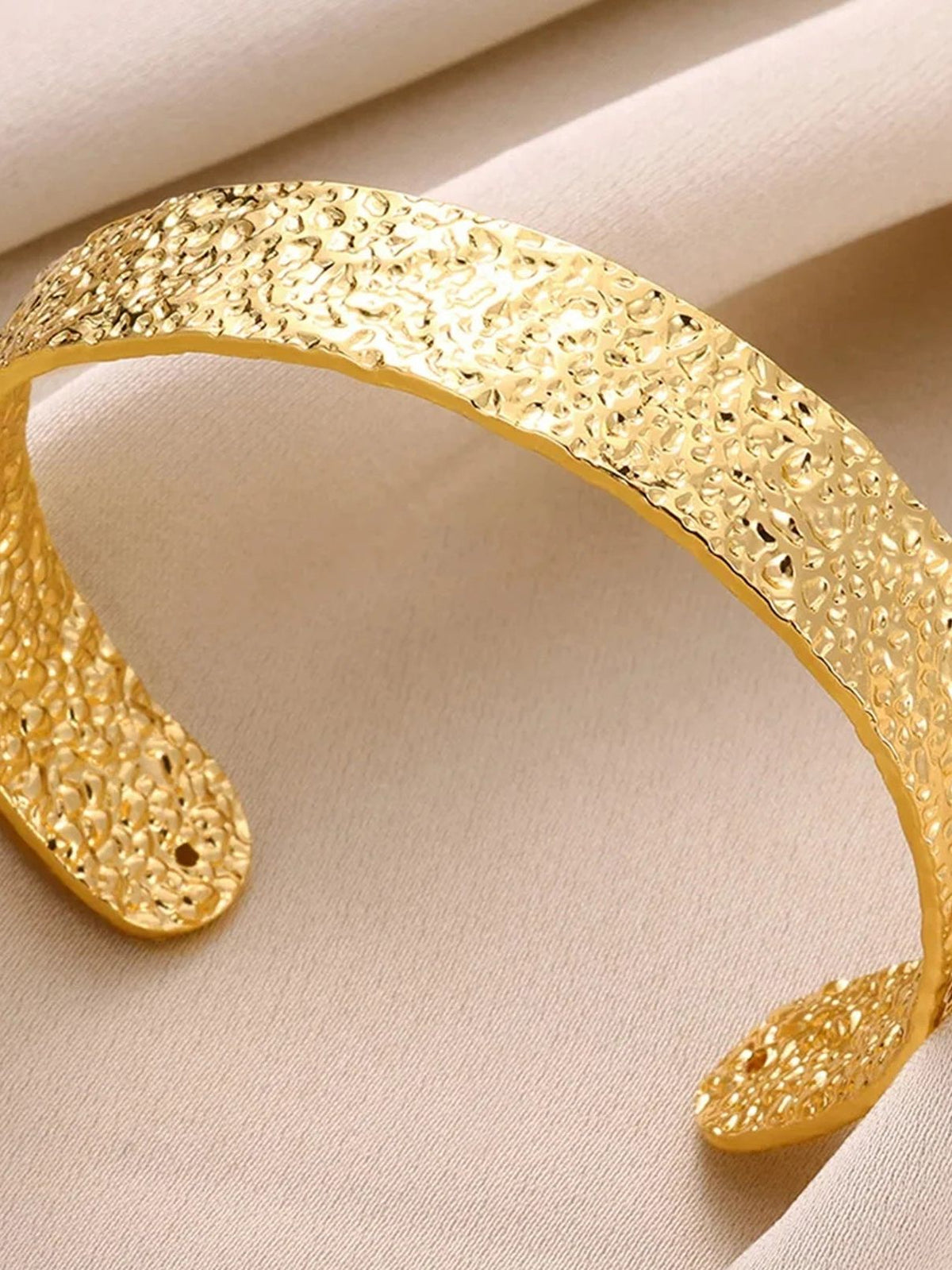 Brazalete ajustable con relieve de líneas curvas