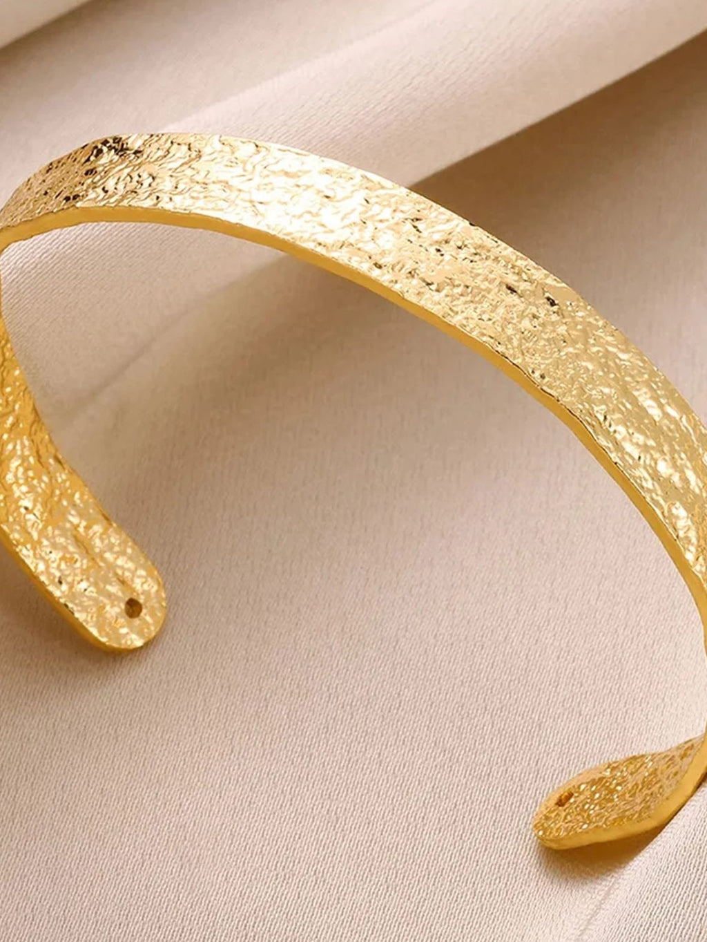 Brazalete ajustable con relieve de líneas curvas