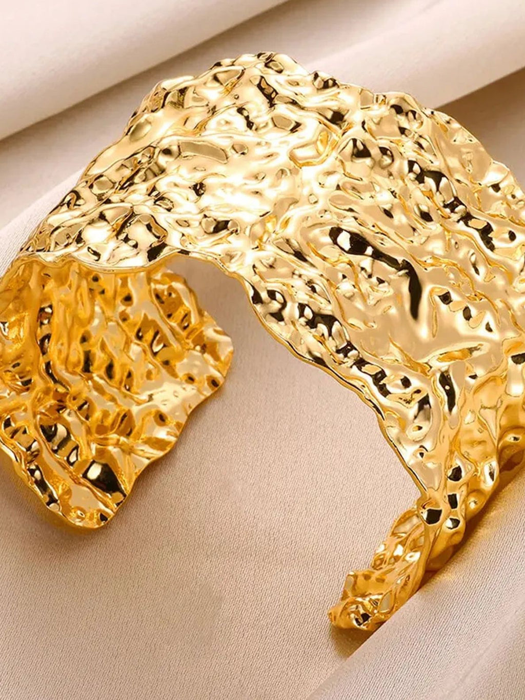 Brazalete ajustable con relieve de líneas curvas