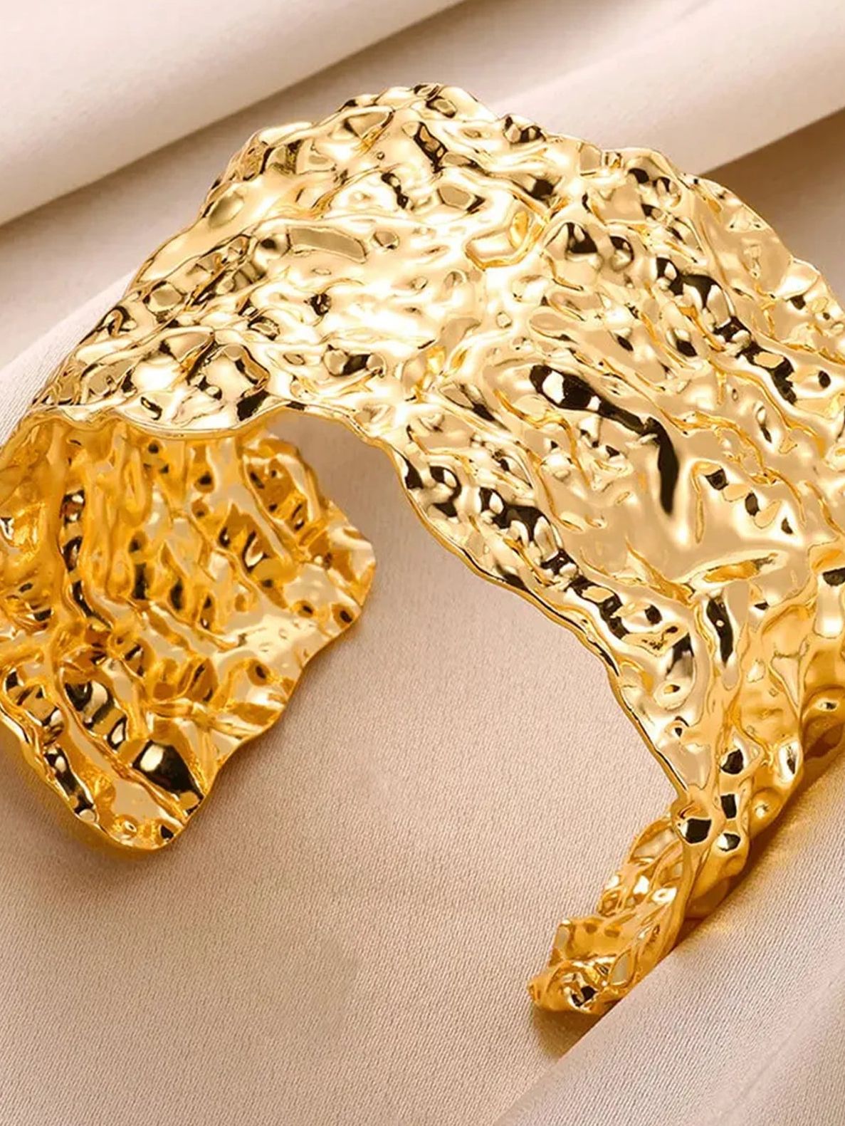 Brazalete ajustable con relieve de líneas curvas