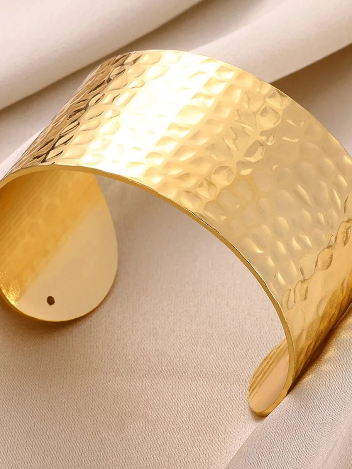 Brazalete ajustable con relieve de líneas curvas