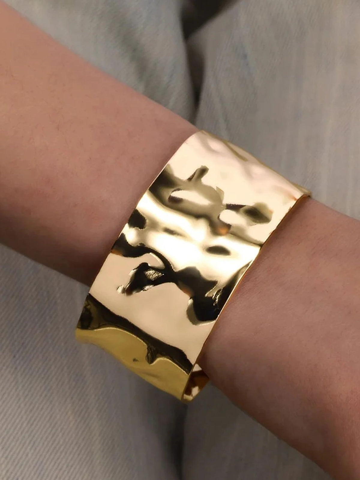 Brazalete ajustable con relieve de líneas curvas