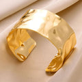 Brazalete ajustable con relieve de líneas curvas