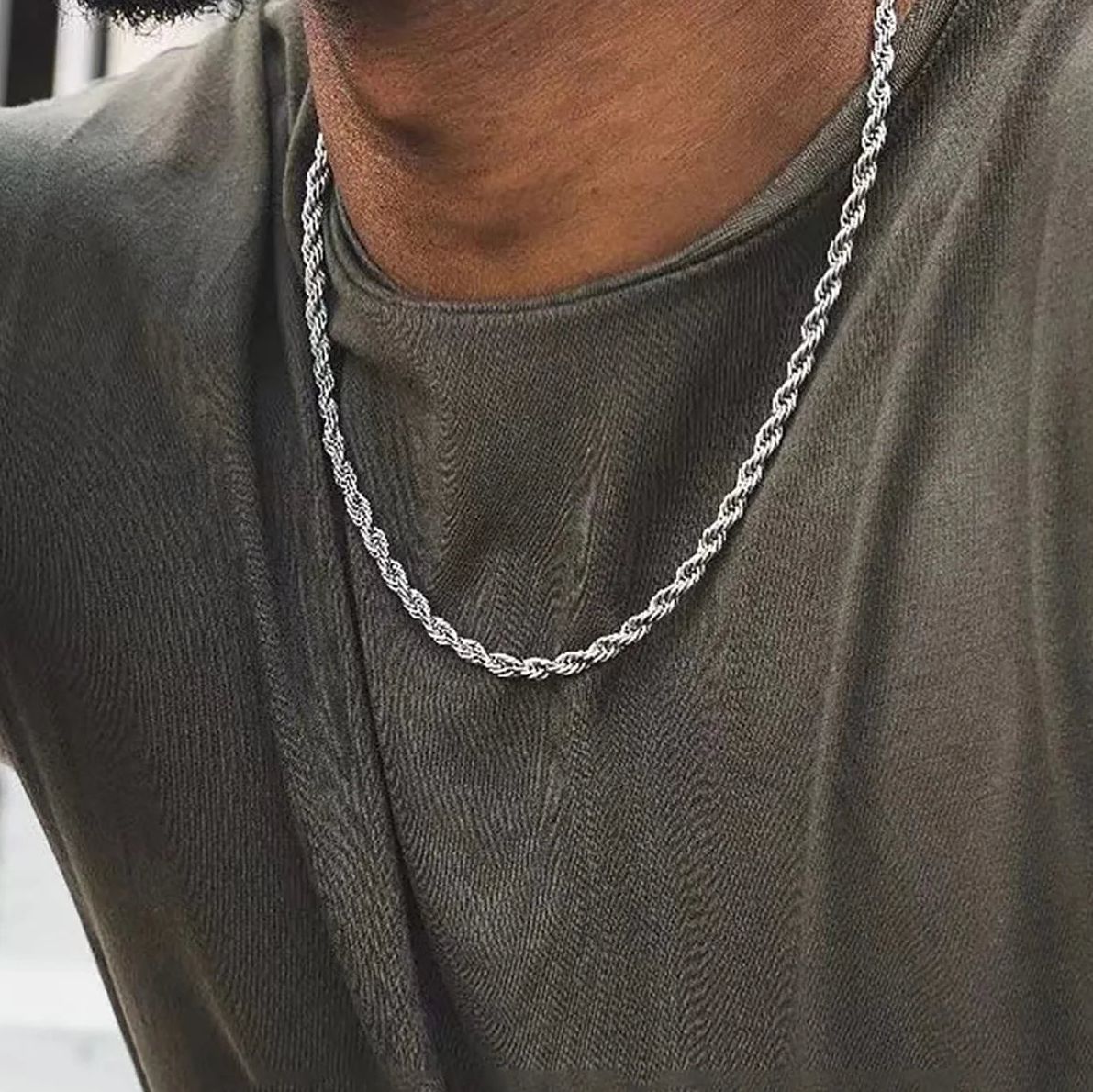 Collar plateado con eslabones retorcidos