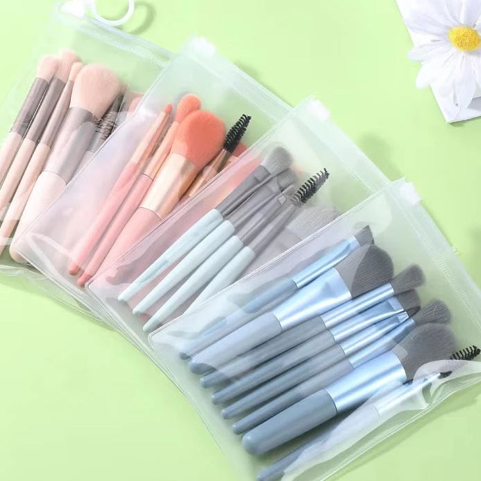 Ocho brochas pequeñas para maquillaje y retoques