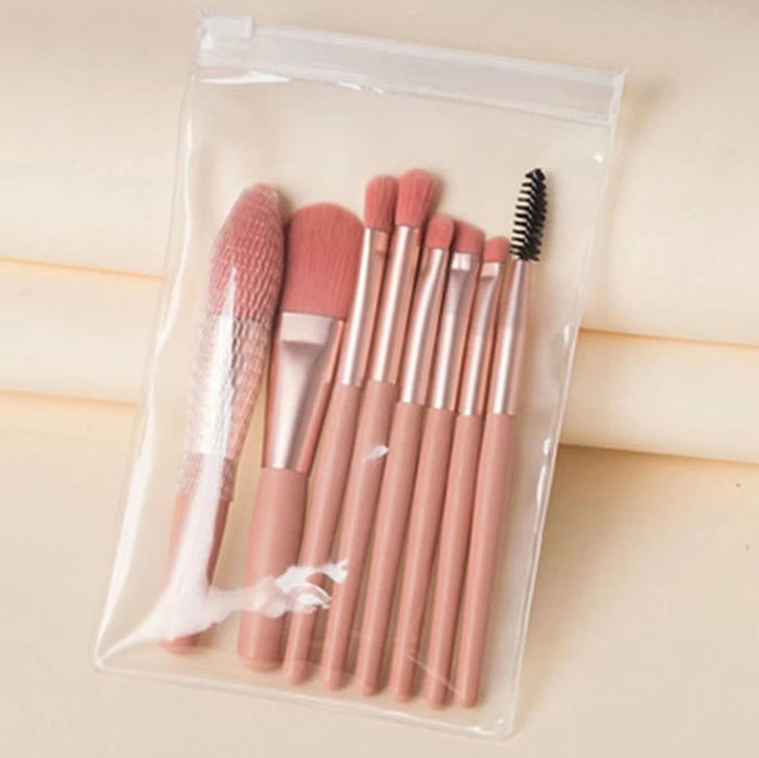 Ocho brochas pequeñas para maquillaje y retoques