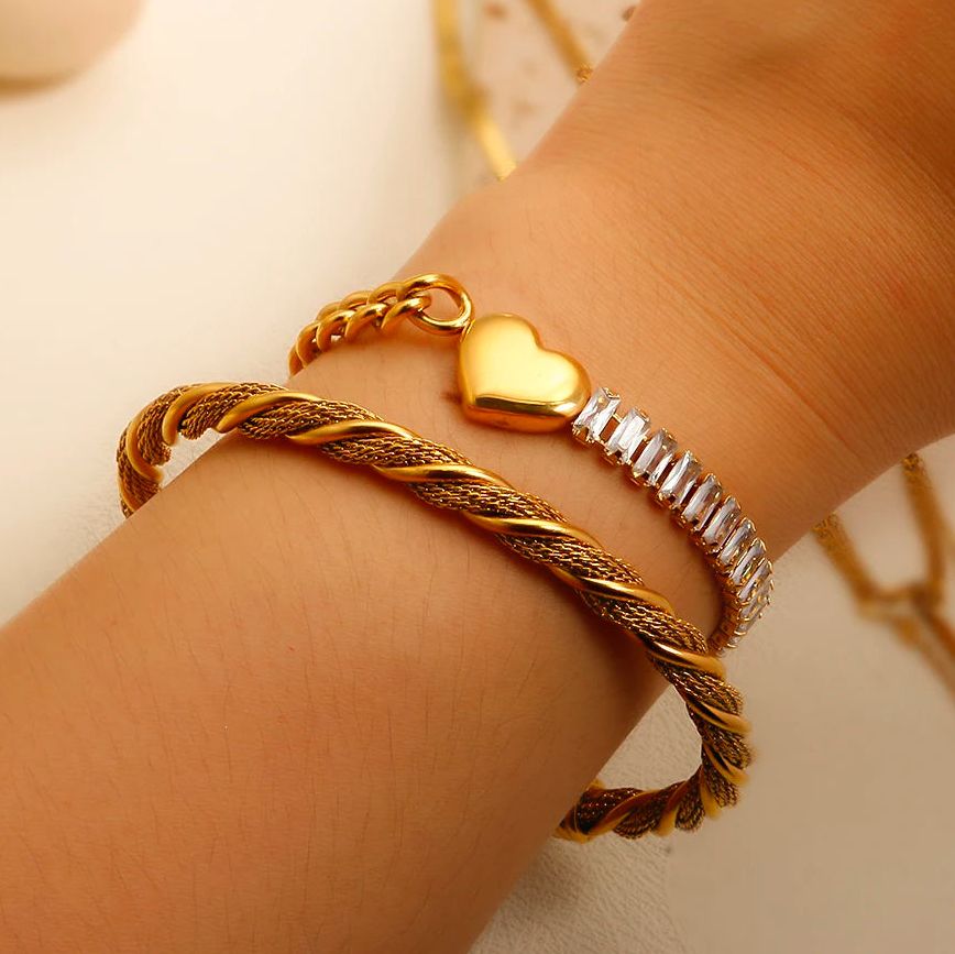 Pulsera ajustable con dije de corazón