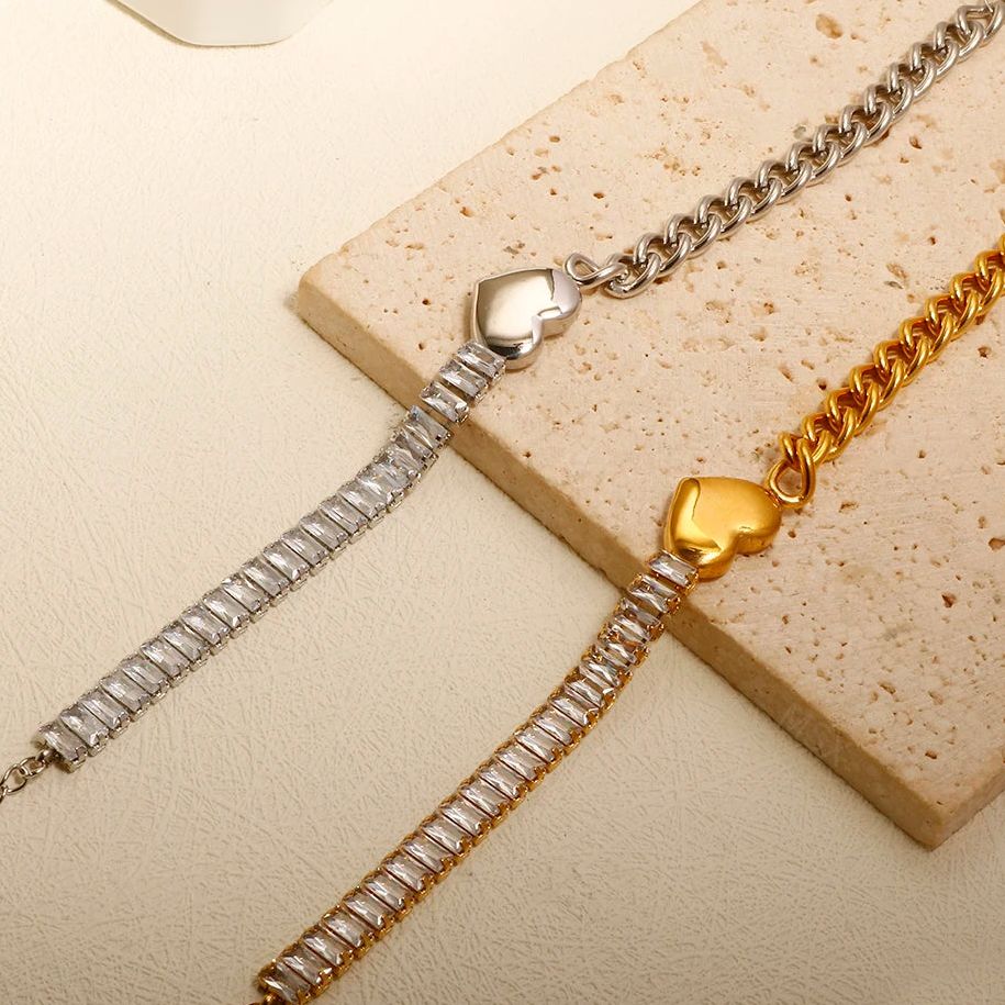 Pulsera ajustable con dije de corazón